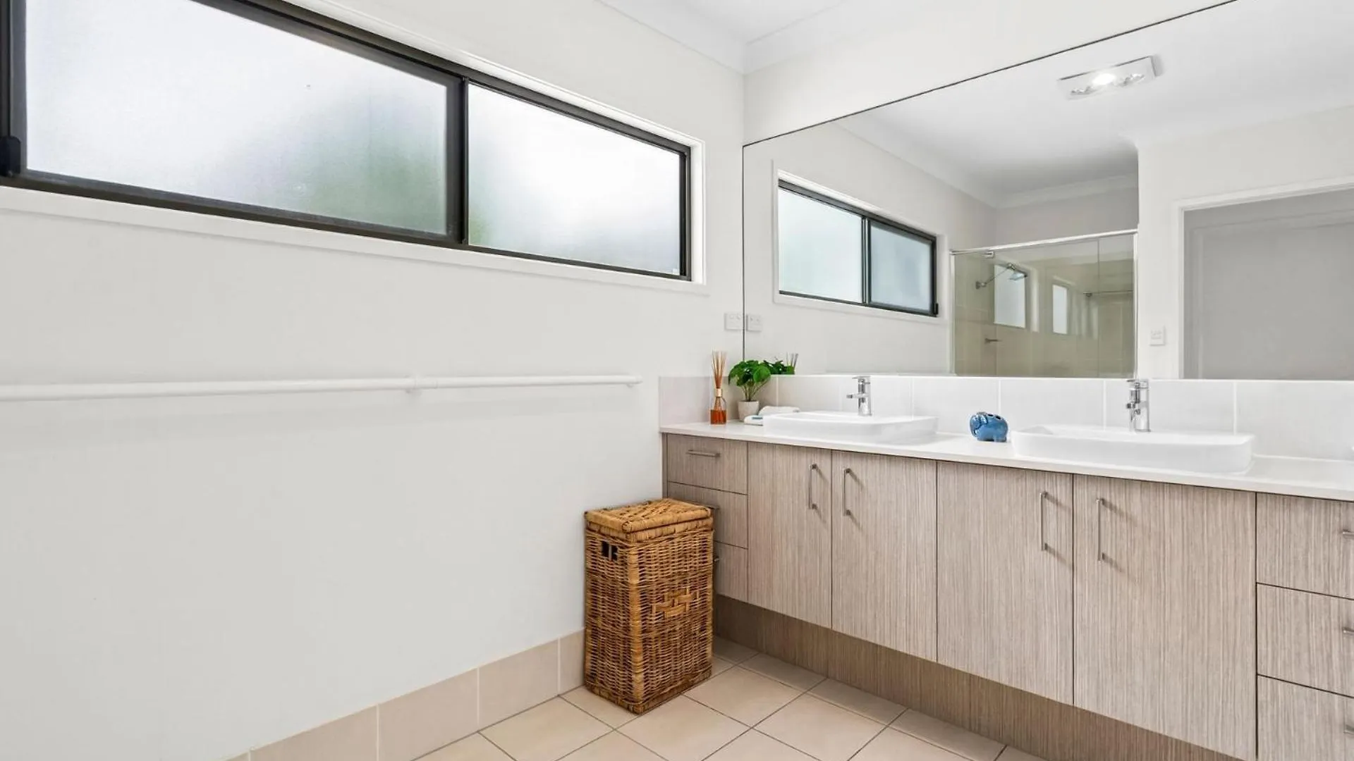 Currimundi Lake House Kawana Waters