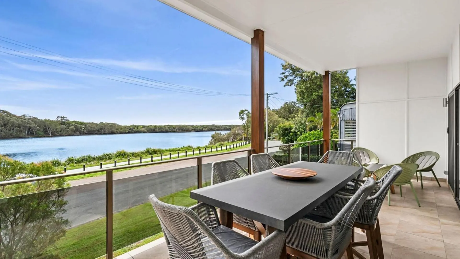 Currimundi Lake House Kawana Waters